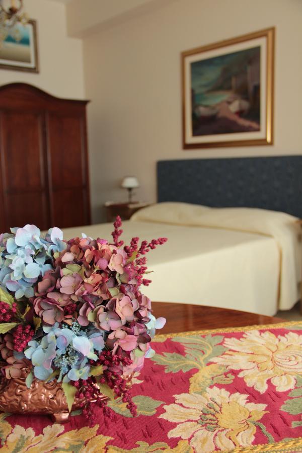 B.&B Margaret'S House Bed & Breakfast มิลาซโซ ภายนอก รูปภาพ